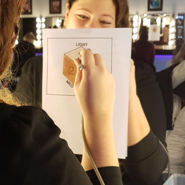 Achter de schermen bij Maaike op de Visagieschool Breda