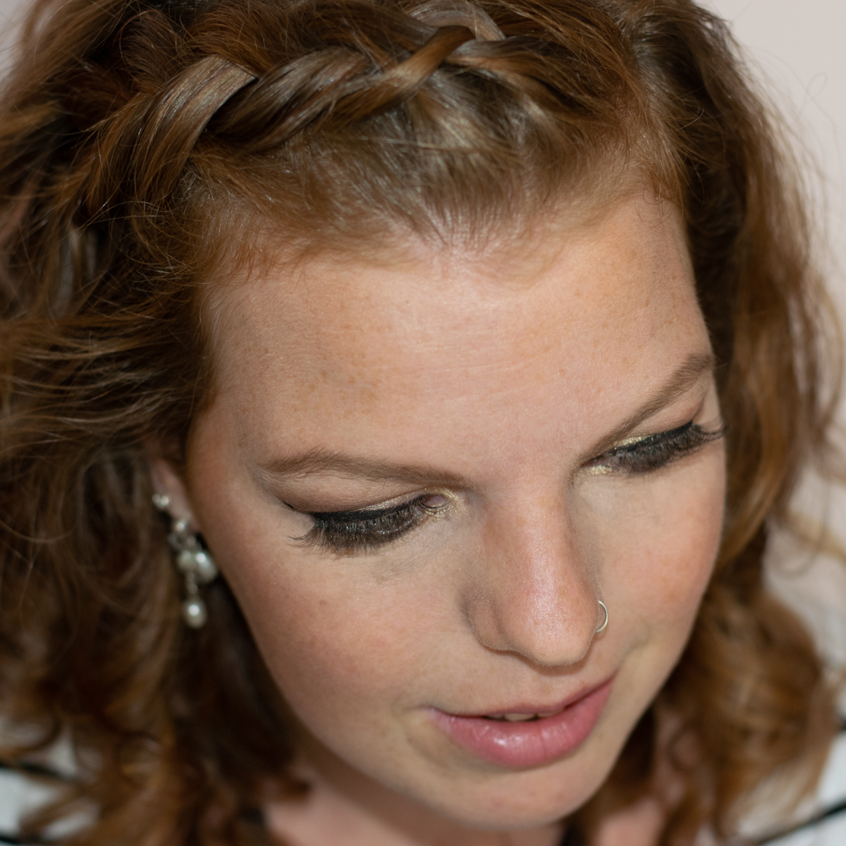 Gala bruiloftgast 'Bruin & gouden oogschaduw met zwarte eyeliner' Make-up by Maaike